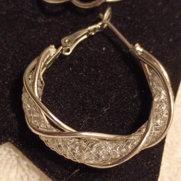 Gold hoop earrings with a twisted design and clear Crystal - Picture 3 of 4